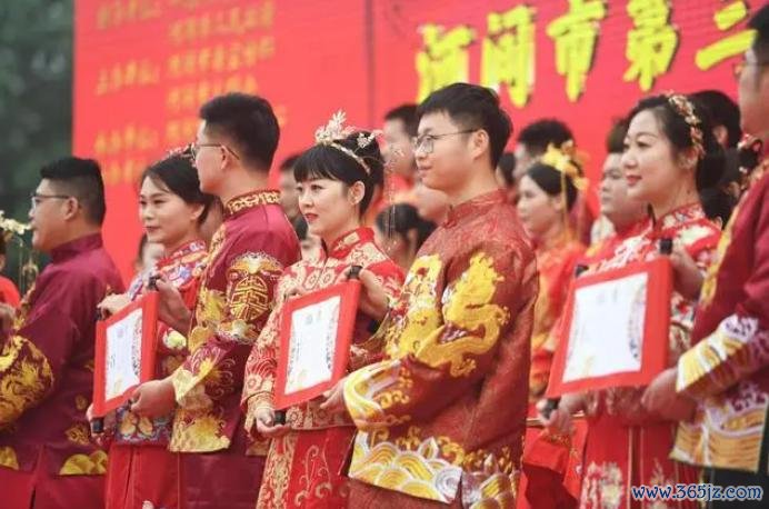 ▲贵寓图:新东谈主们在“零彩礼”公益集体婚典上。图/新华社